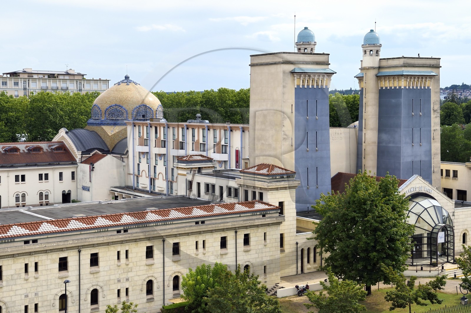 France, Allier (03), Vichy, Thermes des Dômes ou ancien Grand Établissement thermal, les châteaux d'eau sont cachés dans les tours