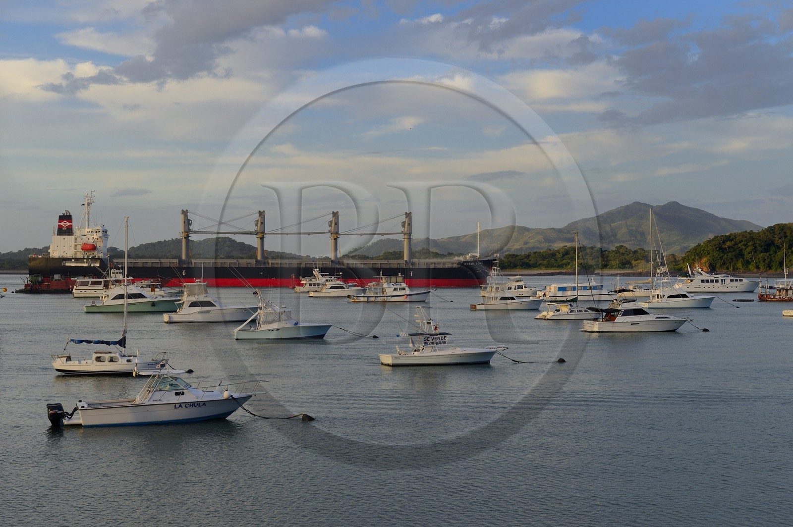 Panama, Panama City, cargo Panamax dans le chenal d'accès au Canal de Panama coté Océan Pacifique