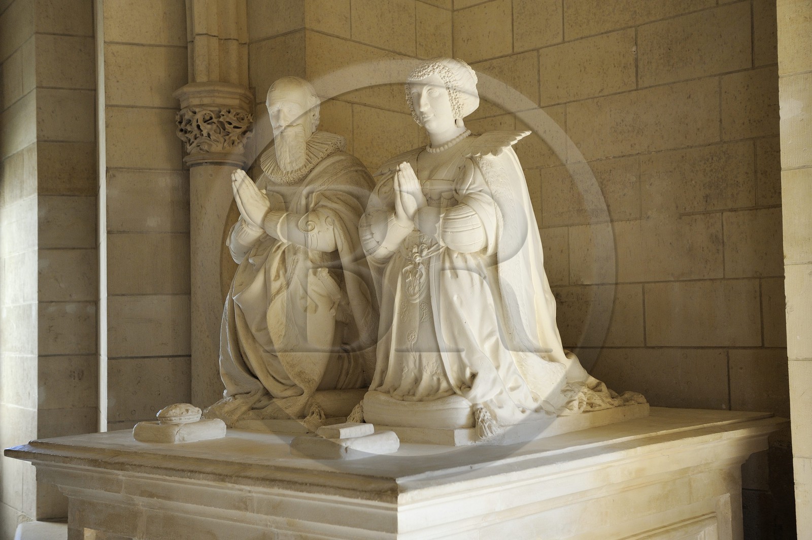 France, Loiret (45), Vallée de la Loire classée Patrimoine Mondial de l' UNESCO, Sully-sur-Loire, copie du tombeau de Sully et de Rachel de Cochefilet, mention obligatoire : Châteaux de Sully-sur-Loire, propriété du département du Loiret