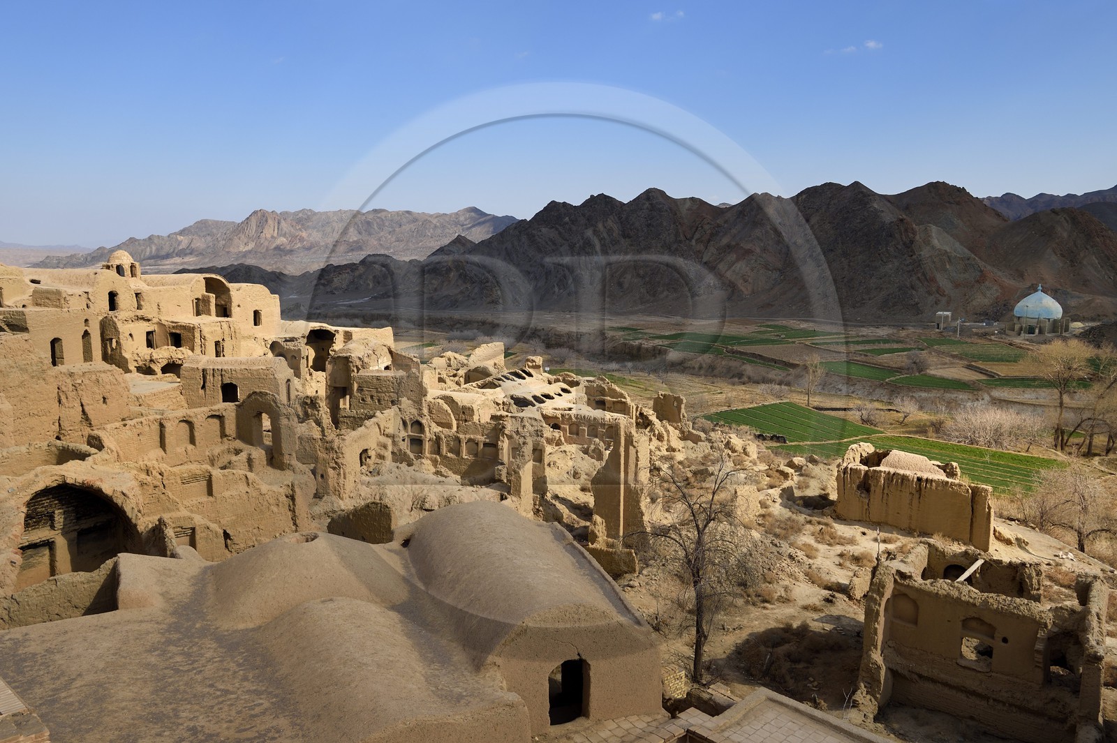 Iran, Province de Yazd, en bordure du désert du Dasht-e Kavir, le vieux village de Kharanaq avec ses maisons en briques de terre crue (adobe) surplombant la vallée Andjir