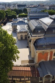 France, Allier (03), Vichy, Palais des Congrès et Opéra dans le parc des Sources et la galerie couverte d’environ 700 mètres au premier plan