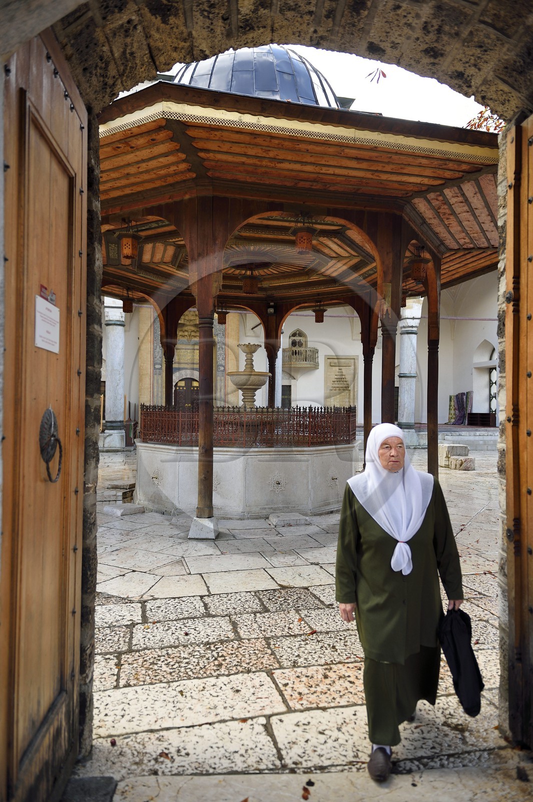 Bosnie-Herzégovine, Sarajevo, quartier de Bascarsija dans la vieille ville, la Mosquée de Gazi Husrev-beg (Gazi Husrevbegova dzamija en bosniaque), femme voilée