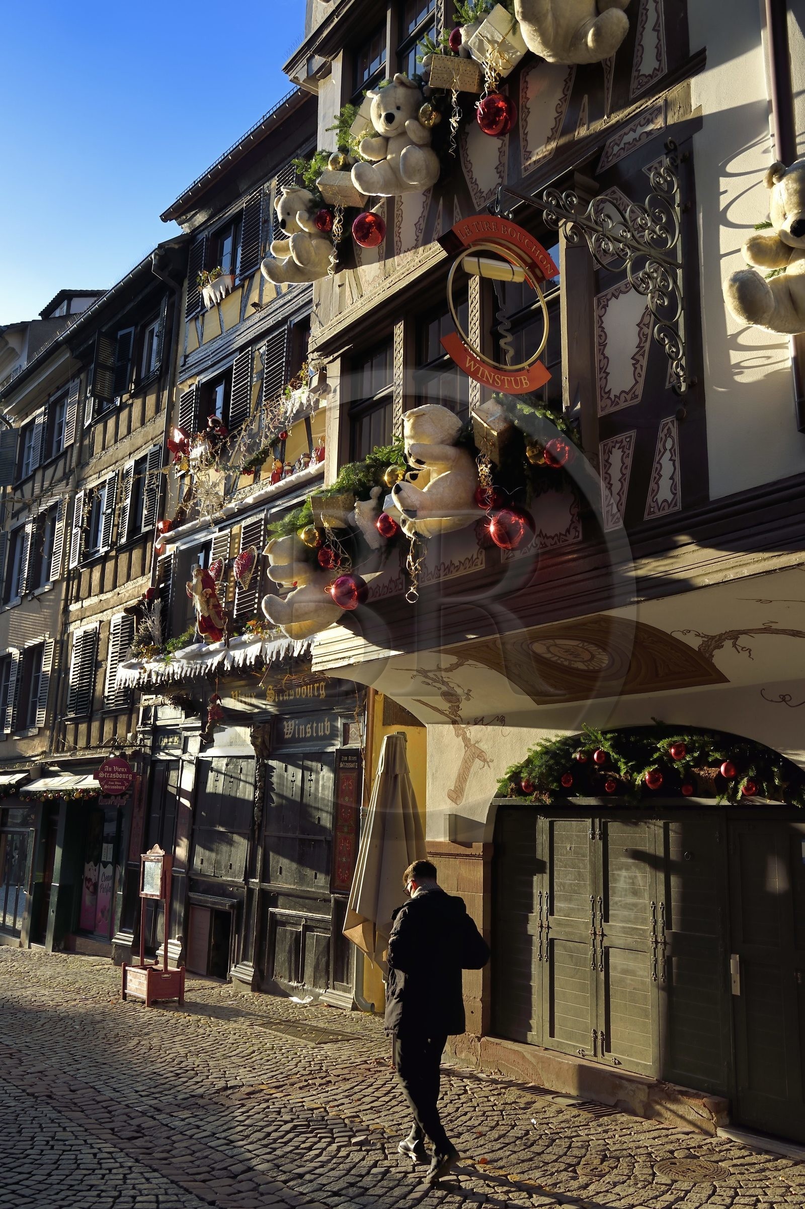 France, Bas-Rhin (67), Strasbourg, vieille ville classée au Patrimoine Mondial de l’UNESCO, la rue du Maroquin avec ses décors de Noël
