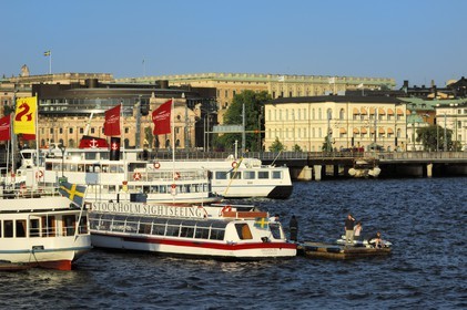 Sweden, Stockholm, Gamla Stan island (old town), ferry terminal, the parliament (Riksdagshuet) and the Royal Palace in the background