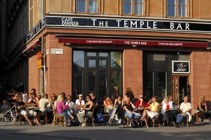 Suède, Stockholm, île de Gamla Stan (vieille ville), terrasse de restaurant sur Kornhamnstorg