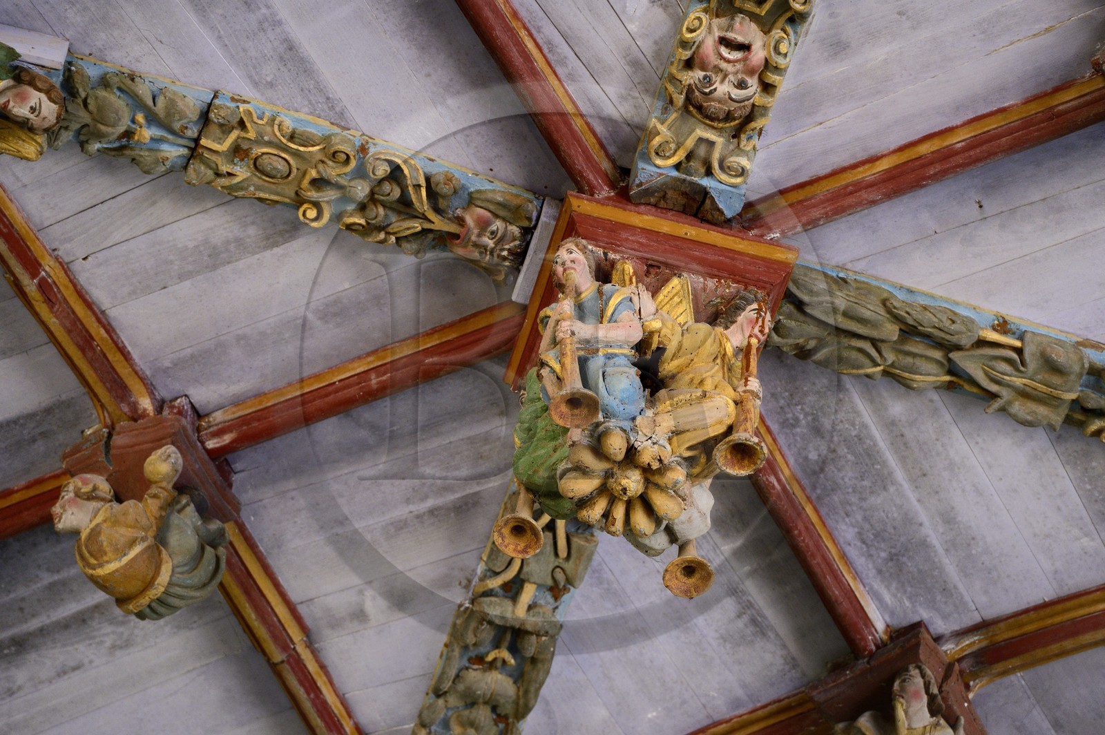 France, Finistère (29), église de Pleyben, sculptures peintes en bois sur la sablière décorant la voûte (16ème siècle)
