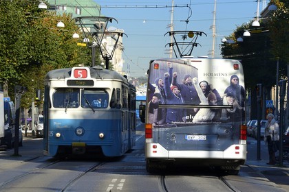 Suède, Västra Götaland, Göteborg (Gothenburg), bus et tramway sur la rue principale Ostra Hamng
