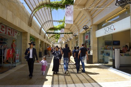 Israel, Jerusalem, Mamilla mall and luxury pedestrian shopping street in the modern city, designed by the  Israeli architect Moshe Safdie
