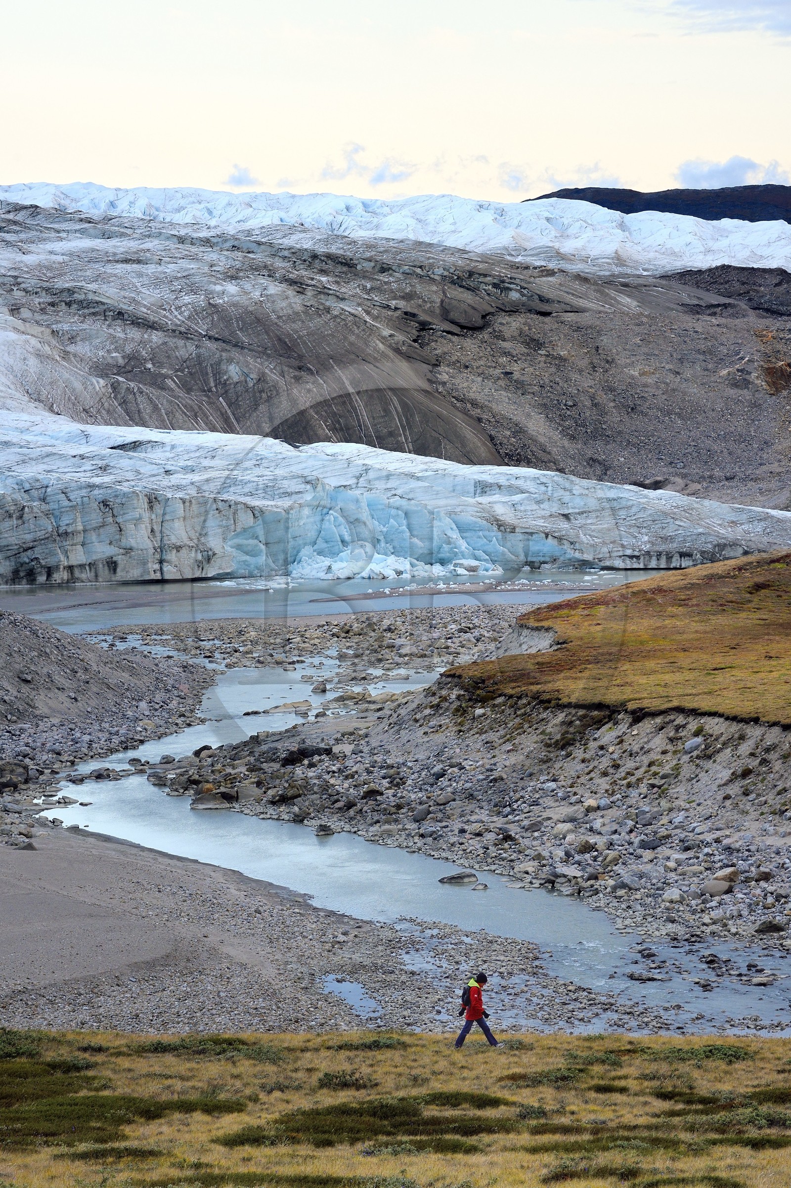 Groenland, région du centre ouest vers Kangerlussuaq, Isunngua highland, le glacier Reindeer (faisant partie du Russell Glacier) en bordure de la calotte glaciaire et situé sur le site du patrimoine mondial de l'UNESCO d'Aasivissuit - Nipisat et randonneur