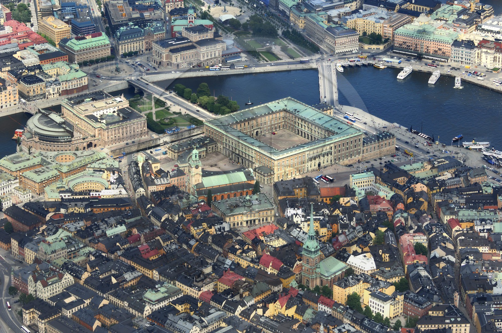 Suède, Stockholm, ile de Gamla Stan (vieille ville), le parlement (Riksdagshuet) à gauche et le Palais Royal à doite (vue aérienne)