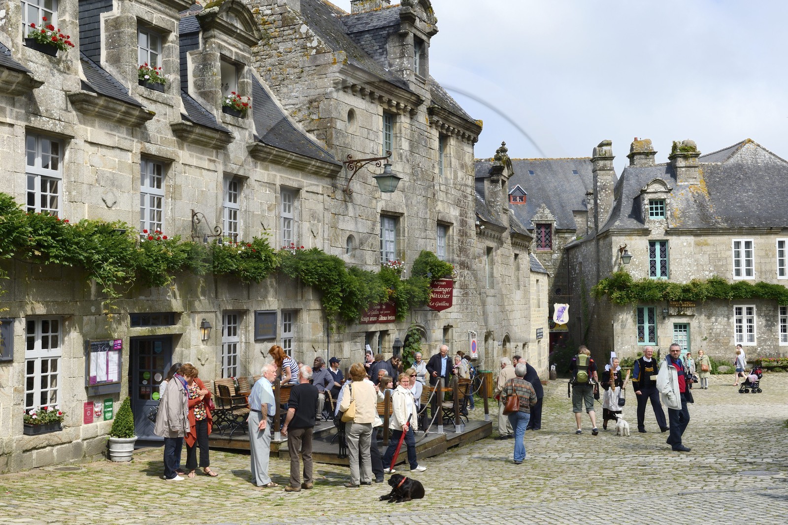 France, Finistère (29), Locronan, labellisé Les Plus Beaux Villages de France, place de l'église