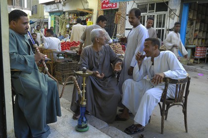 Egypte, Haute Egypte, Nubie, vallée du Nil, Assouan, le souk, fumeur de narguilé