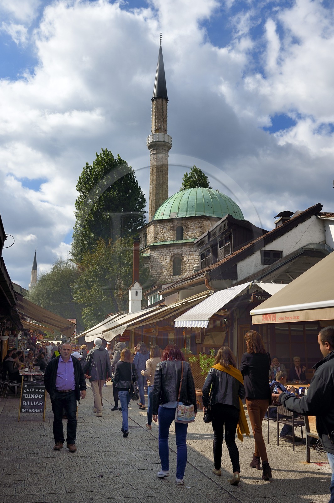 Bosnie-Herzégovine, Sarajevo, quartier de Bascarsija dans la vieille ville, la rue Bravadziluk célèbre pour ses restaurants de Burek et cevapi, la mosquée Bascarsijska (Bascarsijska dzamija) en arrière plan