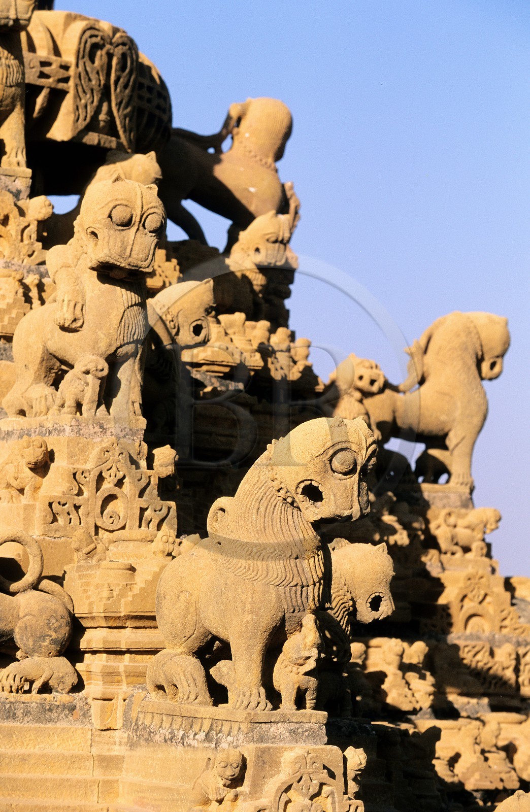 Inde, état du Rajasthan, Jaisalmer, sculptures sur le toit d'un temple