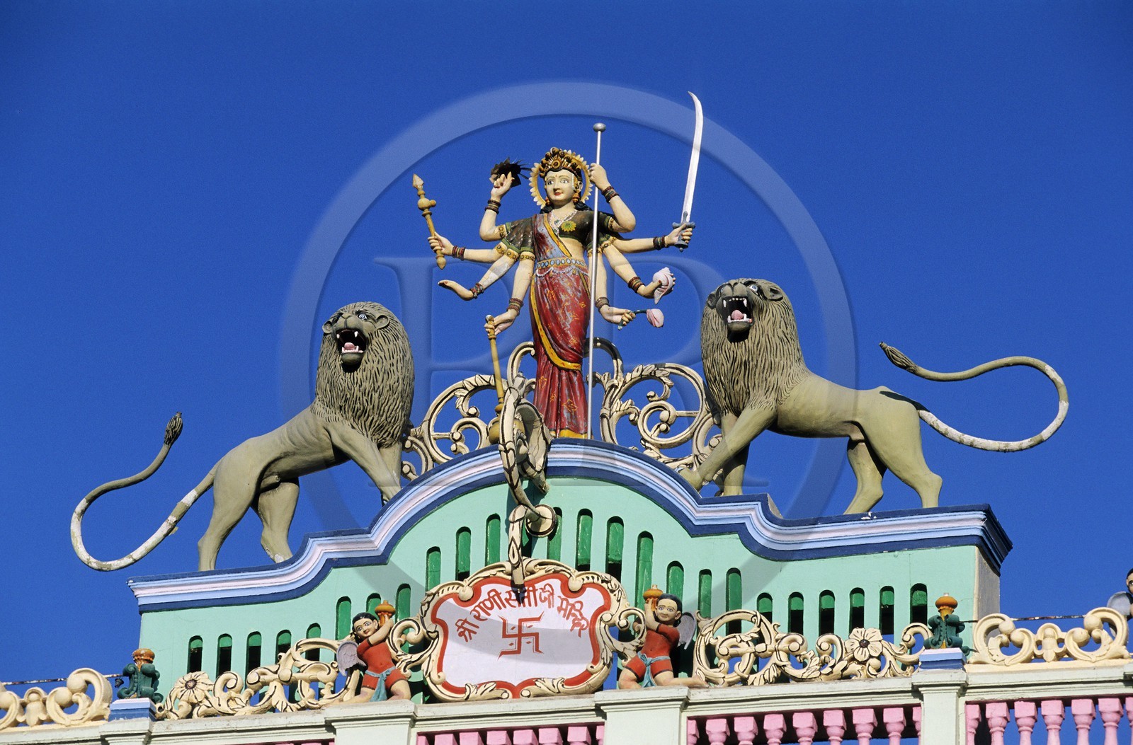 Inde, état du Rajasthan, ville de Jhunjhunu, temple de Rani Sati, façade du Dharmshala (auberge de pèlerins)