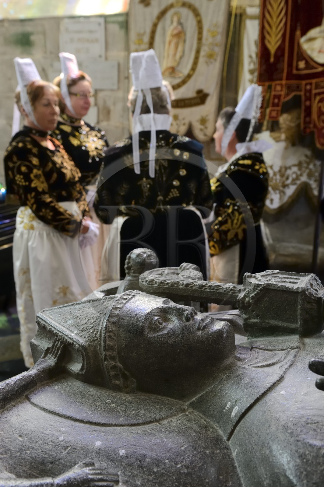 France, Finistère (29), Locronan, labellisé Les Plus Beaux Villages de France, femmes en costume traditionnel pendant la Troménie autours du cénotaphe de saint Ronan dans la chapelle du Péniti adjacente à l'église Saint Ronan