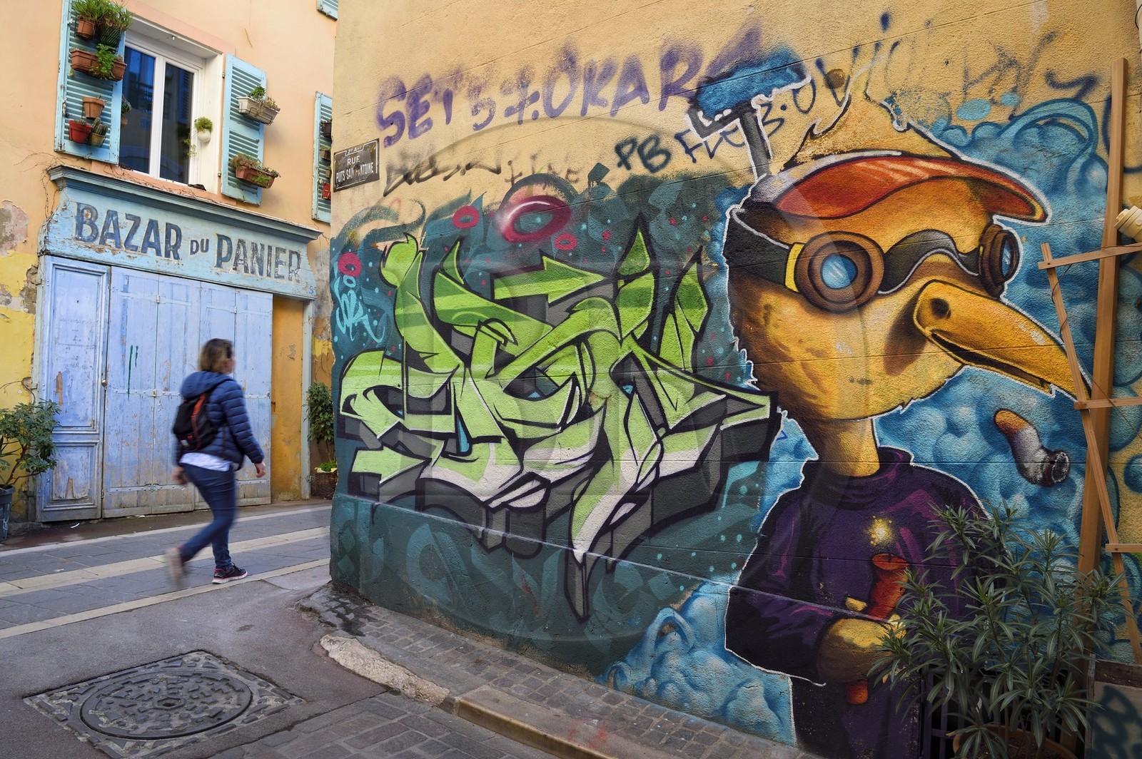 France, Bouches-du-Rhône (13), Marseille, quartier du Panier, graffitis à l’angle rue du Panier et rue Puits Saint-Antoine