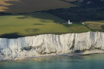 Royaume-Uni, Angleterre, Kent, baie de St.Margaret, falaises blanches de Douvres et le phare de South Foreland (vue aérienne)