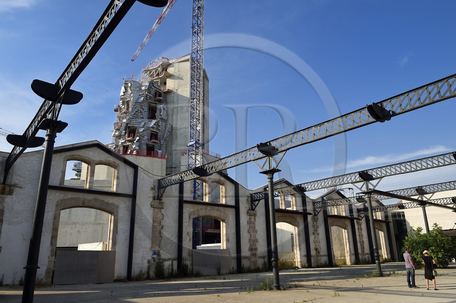 France, Bouches-du-Rhône (13), Arles, LUMA Foundation, complexe culturel expérimental, chantier du nouveau batiment concu par Frank Gehry et friches industrielles rénovées