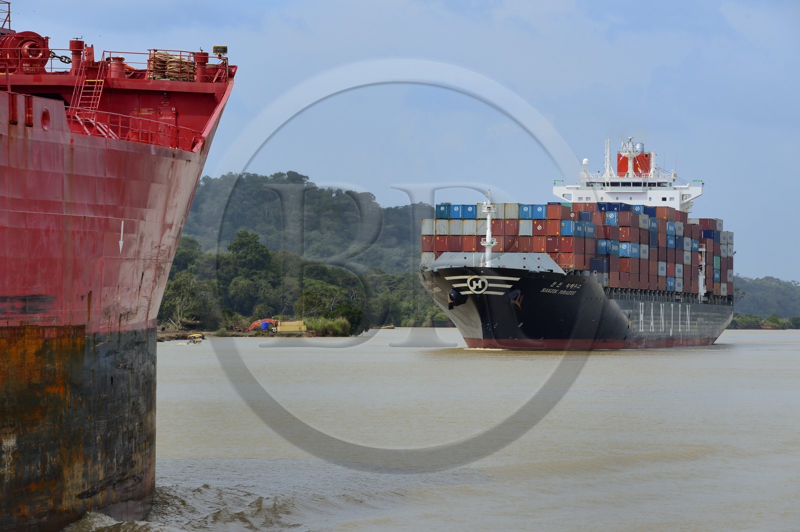Panama, Canal de Panama à Gamboa, cargo Panamax porte-conteneurs coréen