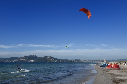 France, Var, Hyeres, Giens peninsula, kitesurfing on Almanarre beach