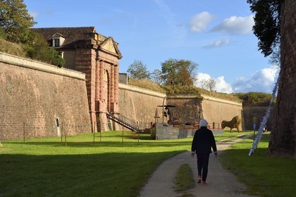 France, Haut-Rhin (68), Neuf-Brisach, ville fortifiée par Vauban, classée Patrimoine Mondial de l'UNESCO, fossé et fortifications au niveau de la Porte de Belfort au sud-ouest