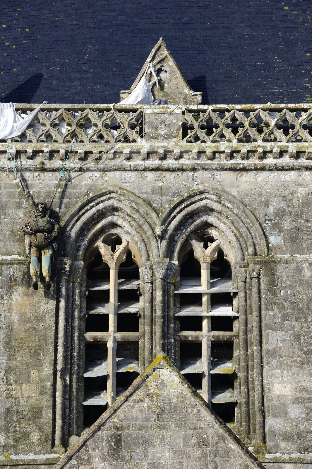 France, Manche (50), Cotentin, mannequin d'un parachutiste accroché au clocher de l'église de Sainte-Mère-Eglise