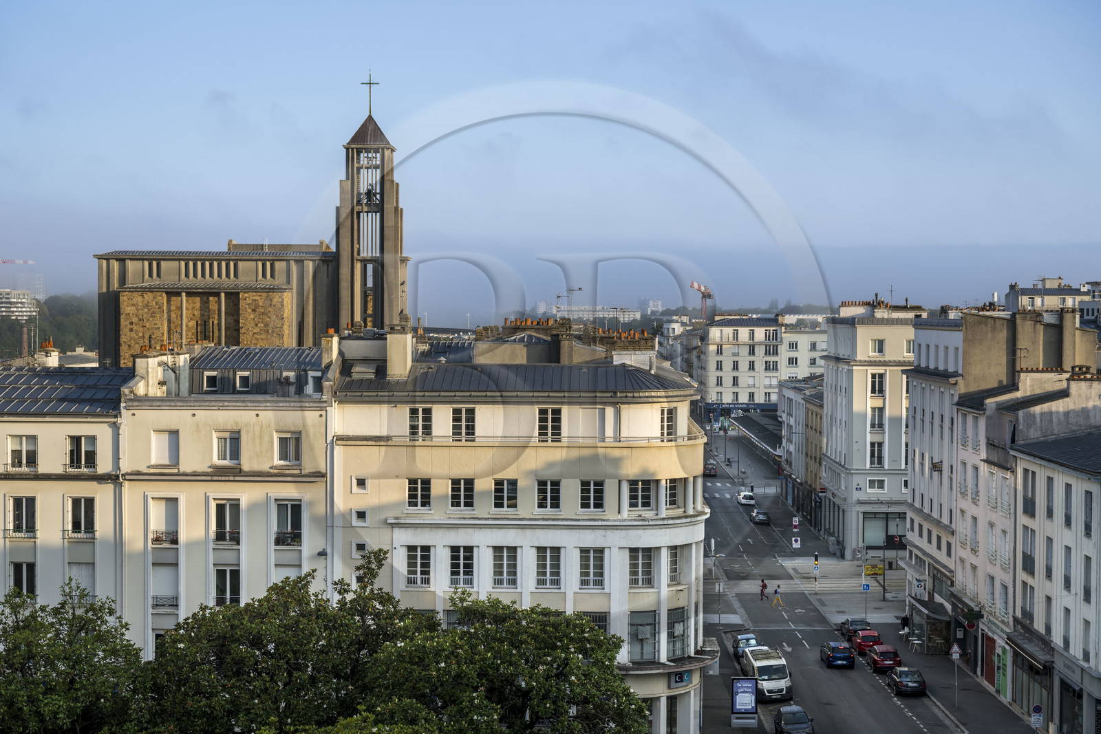 France, Finistère (29), Brest, l'église Saint-Louis de Brest construite entre 1953 et 1958, et la rue de Lyon