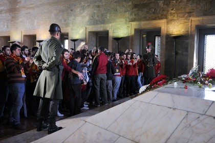 Turkey, Central Anatolia, Ankara, soldiers carrying a bouquet for the supporters of Galatasaray Football Club in the Ataturk Mausoleum