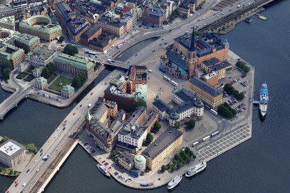 Sweden, Stockholm, Gamla Stan island (old town), island of Riddarholmen and Riddarholmen church (Riddarholmskyrkan) (aerial view)