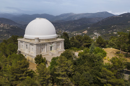 France, Alpes-Maritimes (06), Nice, le Mont Gros, l'observatoire conçu par l'architecte Charles Garnier, la coupole Bischoffsheim est réalisée par l'ingénieur Gustave Eiffel, la lunette astronomique équipant le Grand Equatorial, longue de 18 mètres, avec une lentille de 76 cm de diamètre (vue aérienne)