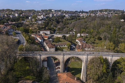 France, Dordogne (24), Périgord Vert, Nontron, cyclistes faisant la véloroute la Flow Vélo sur l'ancien viaduc ferroviaire qui traverse la vallée du Bandiat, la ville en arrière plan (vue aérienne)