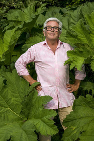 France, Finistère (29), Pays des Abers, Lannilis, l'artiste peintre Loic Madec devant son atelier de Prat-Ar-Coum en bordure de l'Aber Benoit
