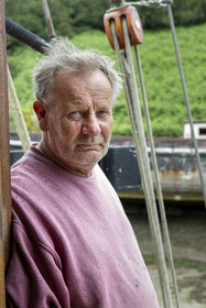 France, Finistère (29), Pays des Abers, Aber Wrac'h, Lannilis, le Moulin de l'Enfer, chantier naval de l'association AJD (association Amis de Jeudi-Dimanche) fondée par le Père Jaouen, Yves Loiselet dit Ziton à bord de la nouvelle goélette à trois mâts et hunier le Bel Espoir II à coque en acier dont le chantier est presque achevé