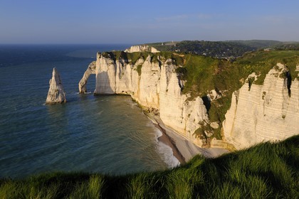 France, Seine-Maritime (76), Pays de Caux, Côte d'Albâtre, Etretat, la falaise d'Aval et l'Aiguille Creuse
