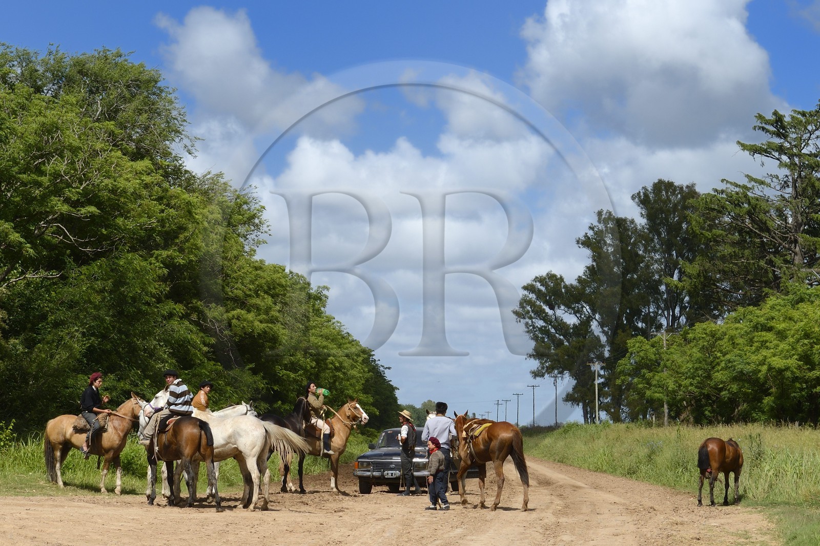 Argentine, province de Buenos Aires, gauchos à cheval sur une piste vers San Antonio de Areco