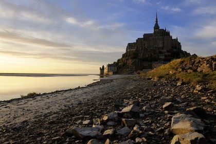 France, Manche (50), Mont-Saint-Michel, classé Patrimoine Mondial de l'UNESCO, et le Couesnon