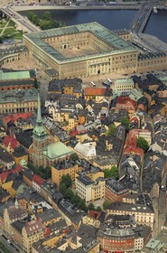 Suède, Stockholm, ile de Gamla Stan (vieille ville) et le Palais Royal (vue aérienne)