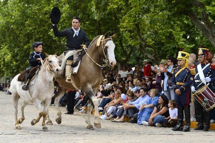 Argentine, province de Buenos Aires, San Antonio de Areco, fête du Jour de la Tradition (Dia de la Tradicion), défilé de gauchos, père et fils, à cheval en habit traditionnel