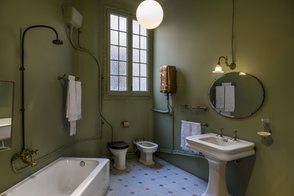 Spain, Catalonia, Barcelona, Eixample district, Passeig de Gracia, Pedrera or Casa Mila (1905-1910) by the Catalan modernist architect Antoni Gaudi, UNESCO World Heritage site, bathroom