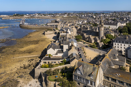 France, Finistère (29), Roscoff, anciennes maisons d'armateurs situées entre la rue Amiral Reveillere et la grève, à droite l’église Notre-Dame de Croaz Batz et le port en arrière plan (vue aérienne)
