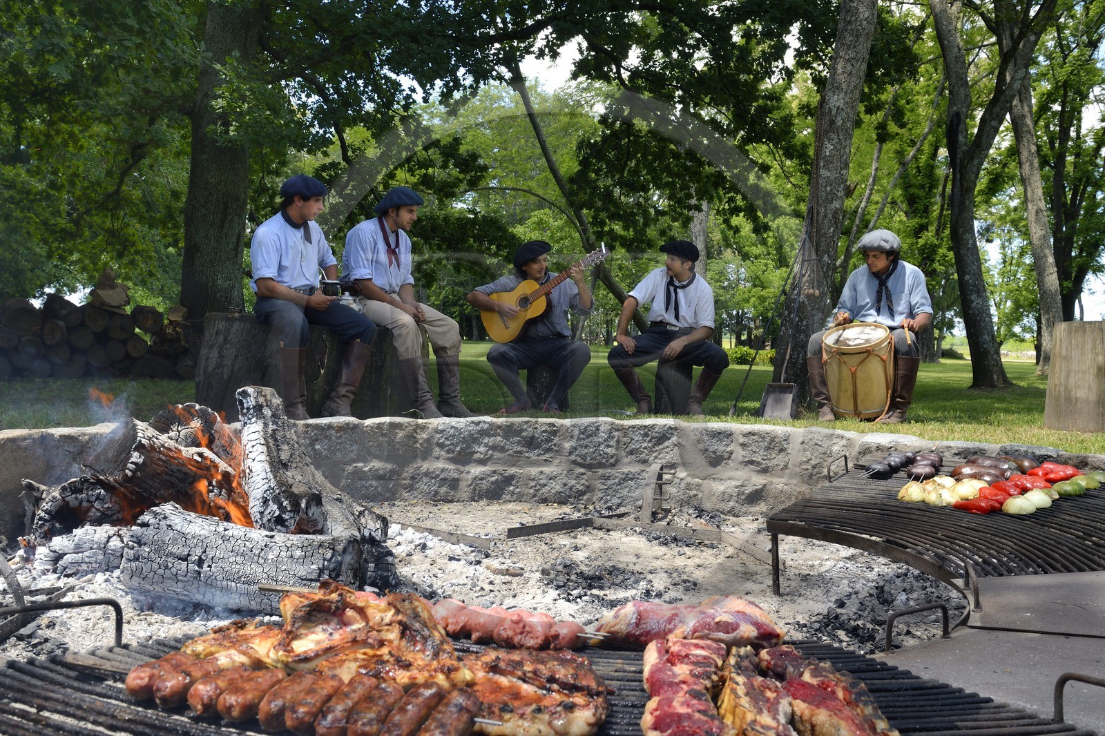 Argentine, province de Buenos Aires, San Antonio de Areco, estancia La Bamba de Areco, gauchos au campement, c'est le temps de la musique et des chants Estilos et Milongas, grillades au barbecue