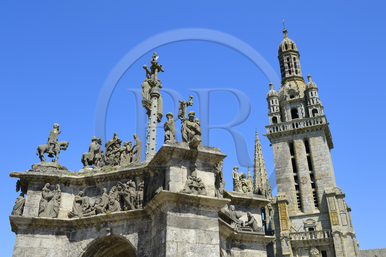 France, Finistère (29), Pleyben, l'église et le calvaire dans l'enclos paroissial
