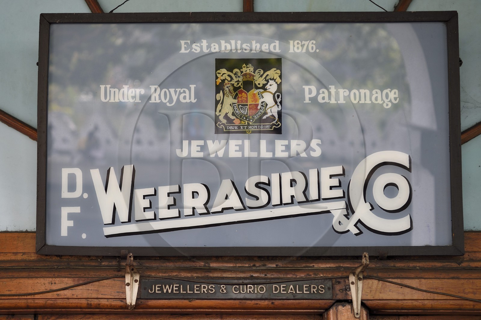 Sri Lanka, province du centre, Kandy, enseigne d'une bijouterie dans les batiments du Queen hotel datant de l'époque coloniale