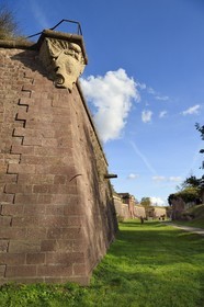 France, Haut-Rhin (68), Neuf-Brisach, ville fortifiée par Vauban, classée Patrimoine Mondial de l'UNESCO, fossé et fortifications entre la Porte de Belfort et la Porte de Colmar, emplacement des échauguettes qui étaient en bois pour être démontées