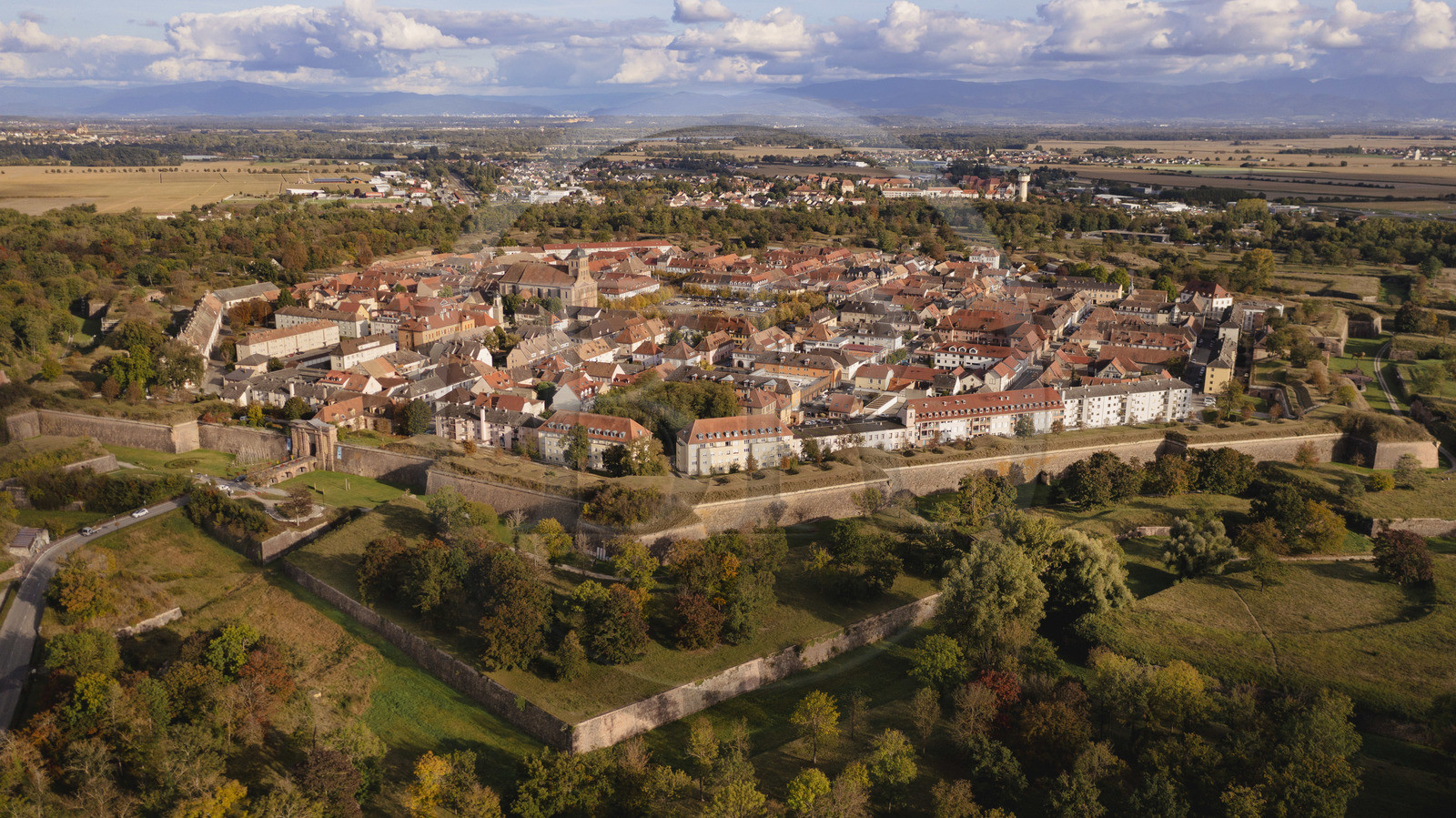 France, Haut-Rhin (68), Neuf-Brisach, ville fortifiée par Vauban, classée Patrimoine Mondial de l'UNESCO, la Porte de Colmar au nord-ouest et la Forêt Noire en arrière plan (vue aérienne)