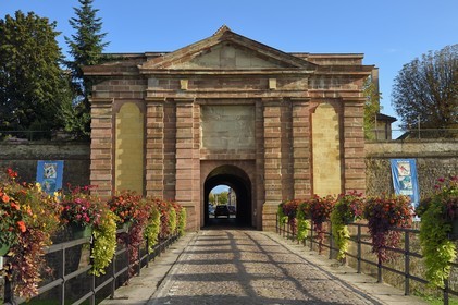 France, Haut-Rhin (68), Neuf-Brisach, ville fortifiée par Vauban, classée Patrimoine Mondial de l'UNESCO, la Porte de Colmar au nord-ouest