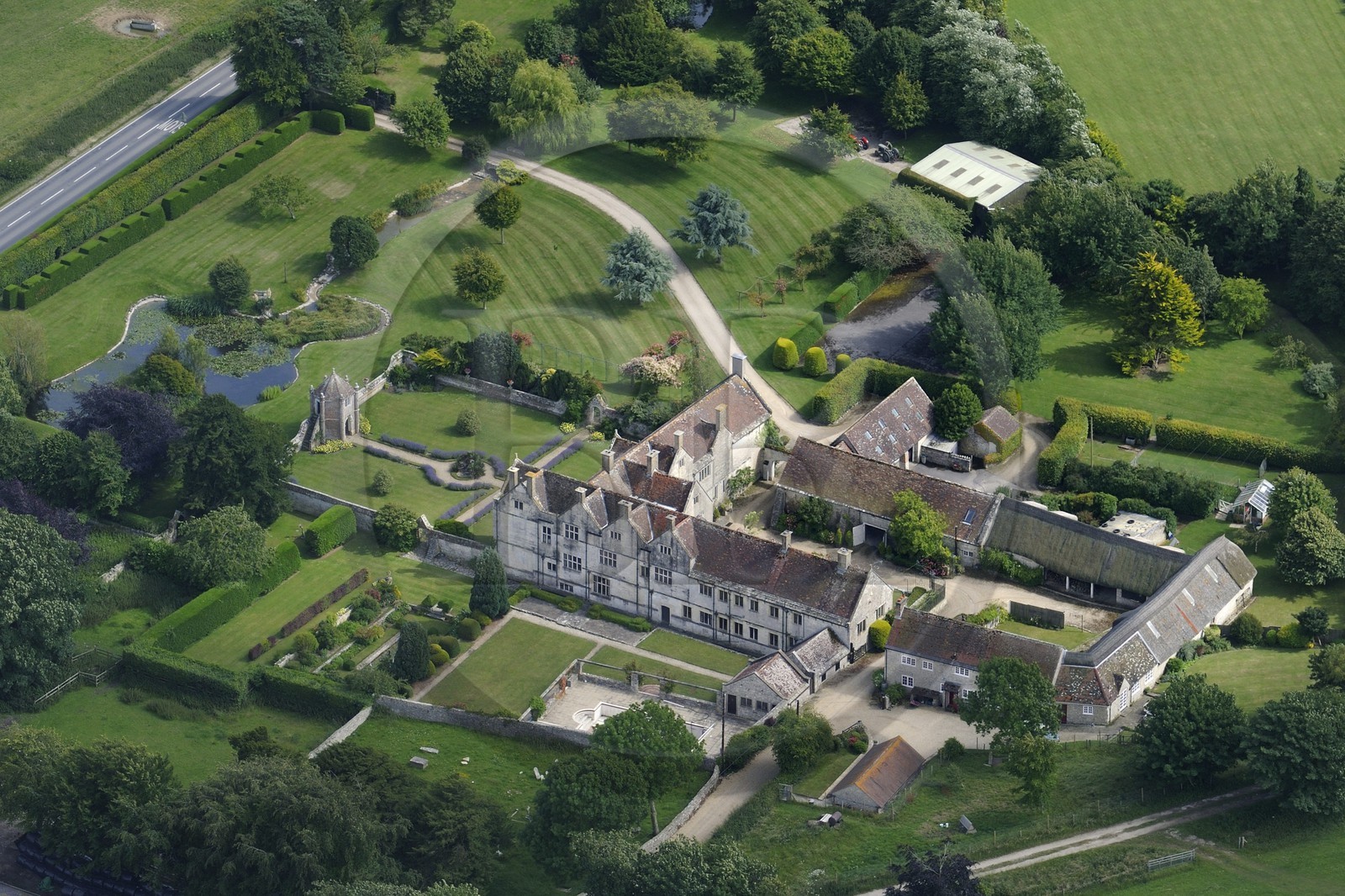 Royaume-Uni, Angleterre, Dorset, region de Weymouth, Poxwell Manor a été le siège de la famille Henning et a été construit en 1613 (vue aérienne)