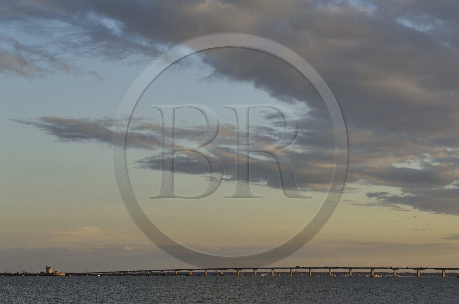 France, Charente-Maritime (17), le pont viaduc d'Oléron et le Fort Louvois (Fort du Chapus)