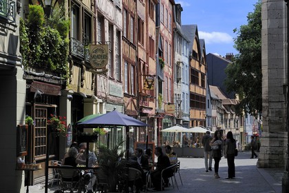 France, Seine-Maritime (76), Rouen, la rue médiévale Martainville qui longe l'église Saint-Maclou